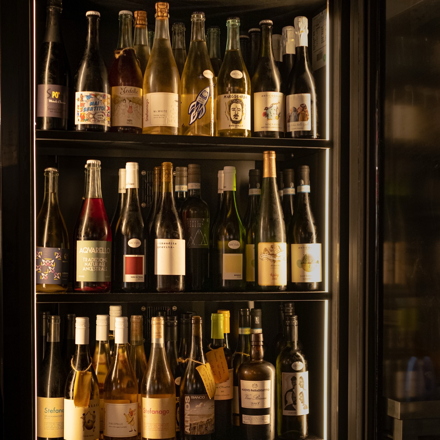 Frigo con vini disponibili da Saòr